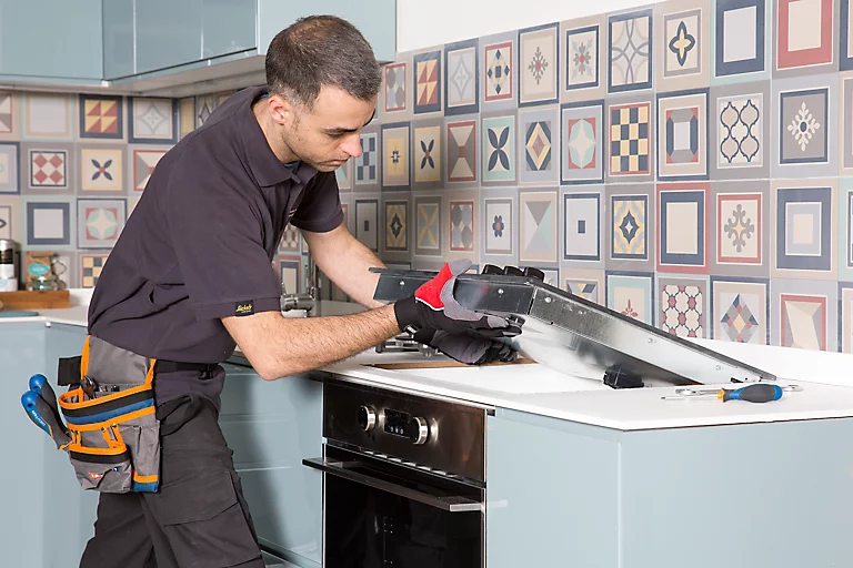 Técnico reparando encimera